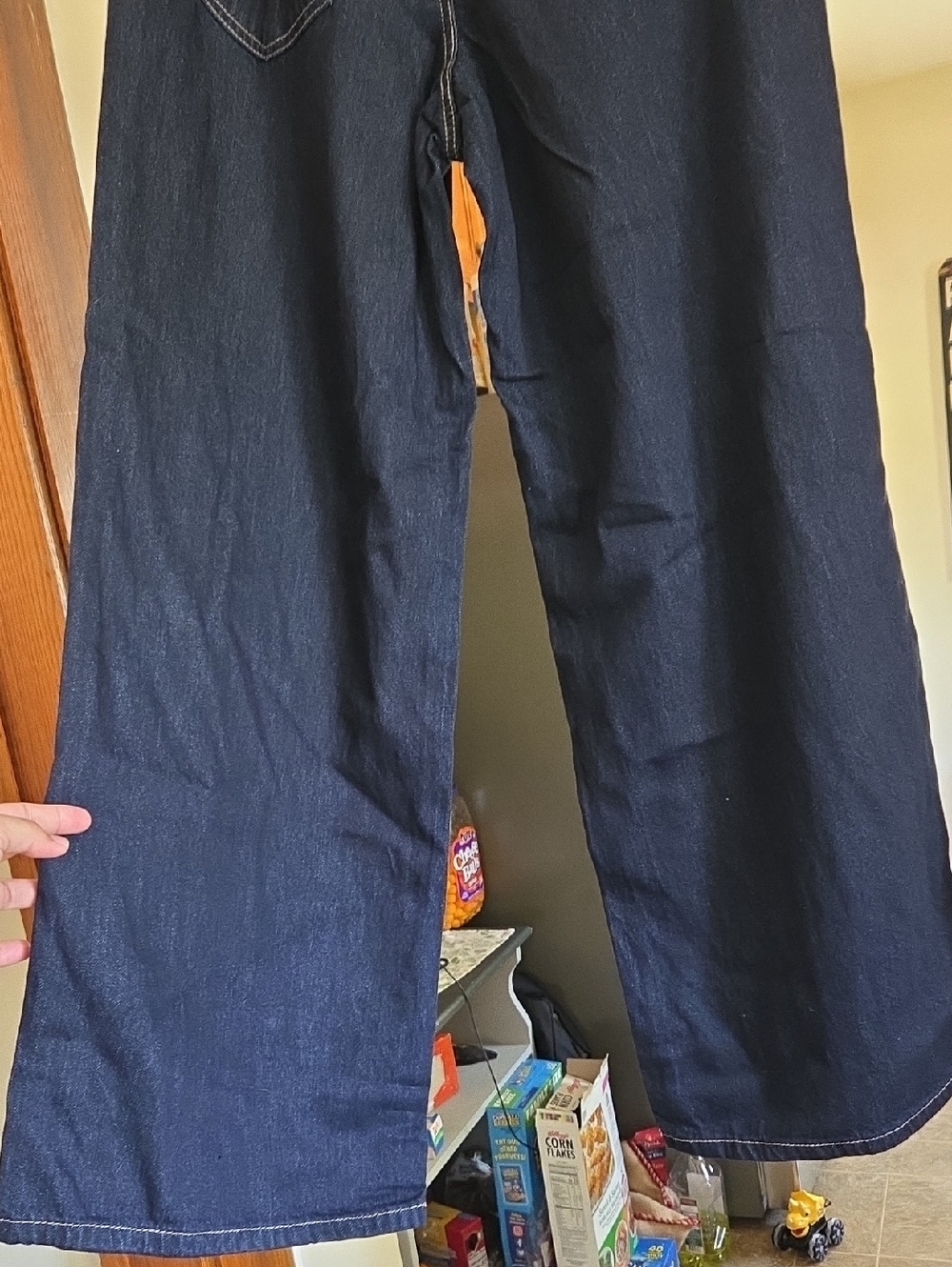 Classic Dark-Wash Scoop Jeans – Size 6 (32) - Picture 4 of 6